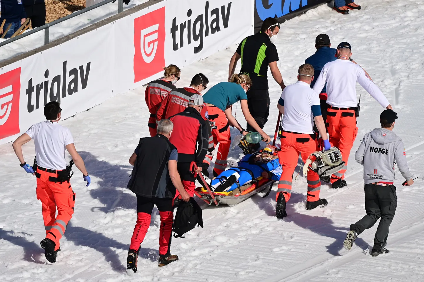 Daniel Andre Tande viidi Planica hüppemäelt ära kanderaamil.
