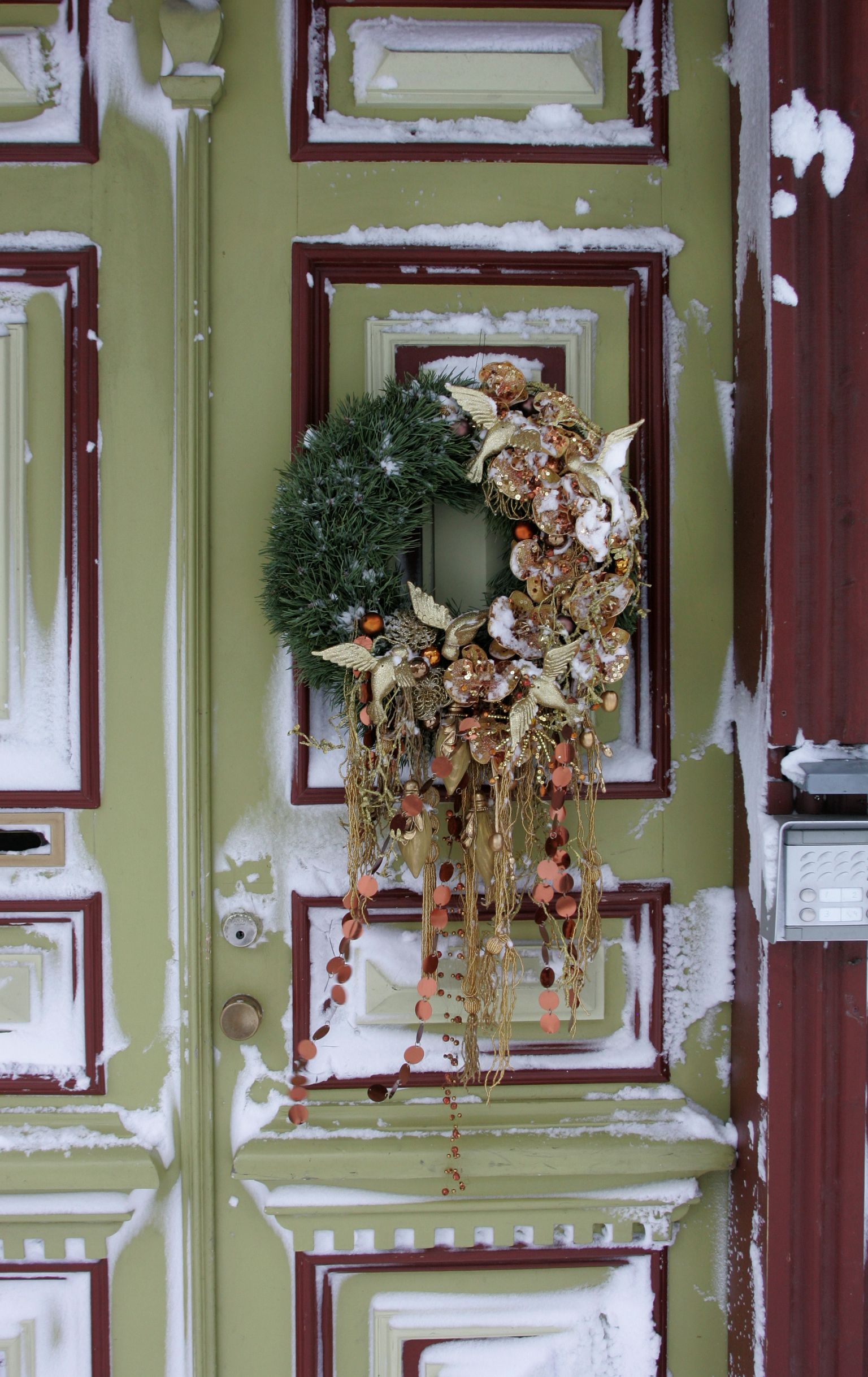 Jõulupärg elumaja uksel. Pilt on illustreeriv.