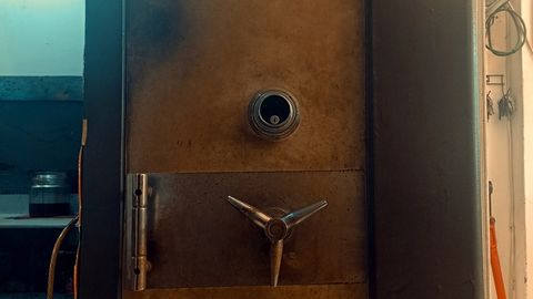 550 kg smagas seifa durvis nospiež demontāžas strādnieku. Tiesa lemj par darba devēja atbildību traģēdijā