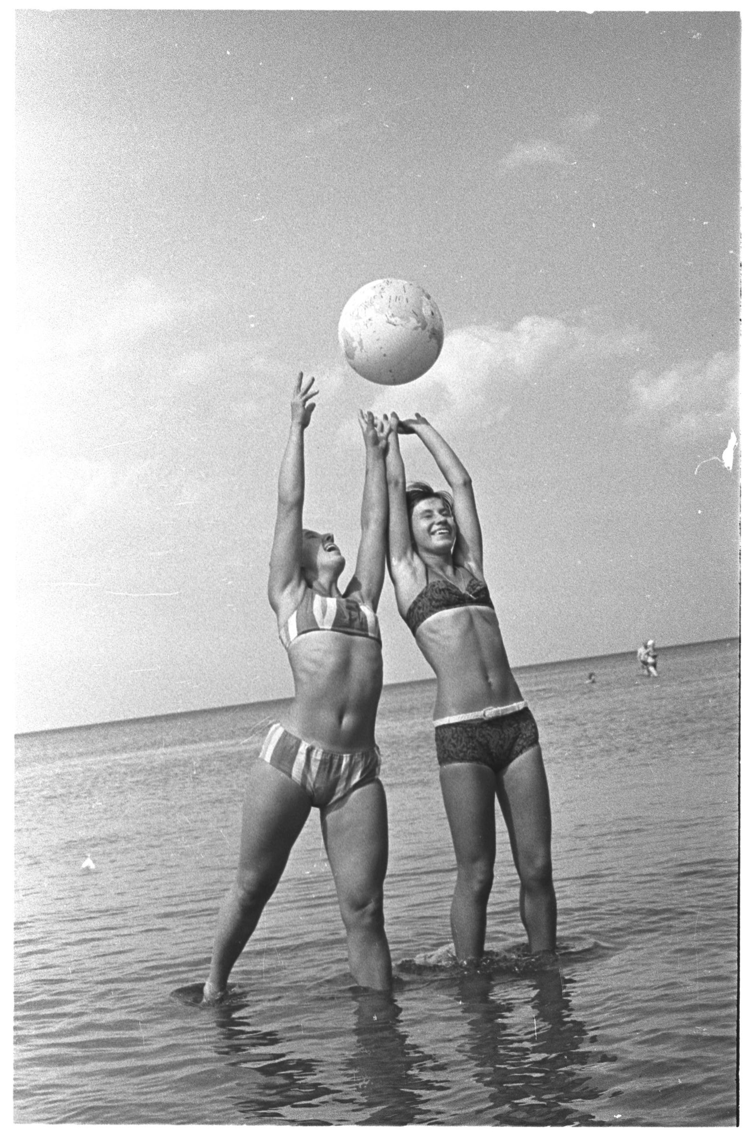 Rannas palli mängimas, 1960ndad.