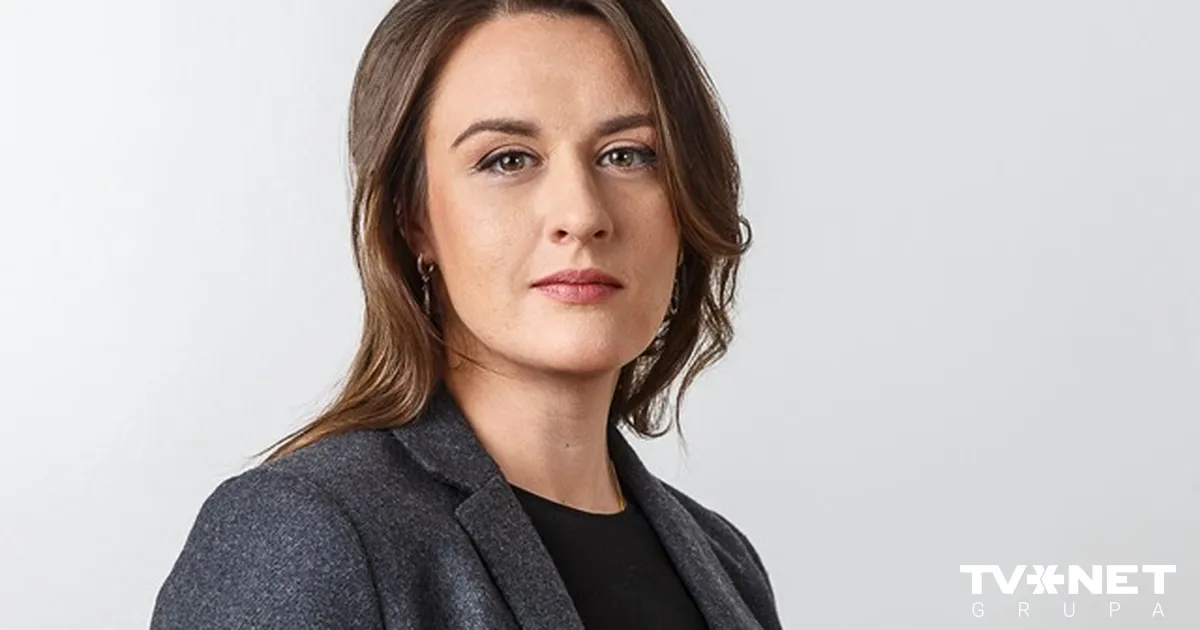 Trannies gazab bilan orgazm uchun oz qollari off silkitib