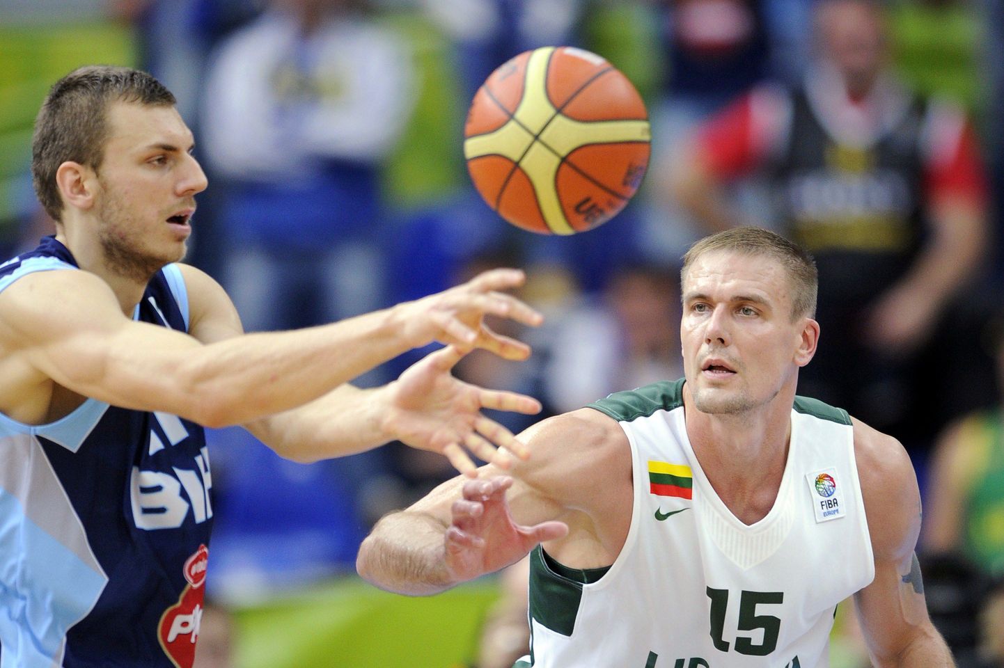 Leedu korvpallikoondis (paremal Robertas Javtokas) mängis poolehoidjate närvidel, kuid pääses siiski EMil 12 parema sekka.