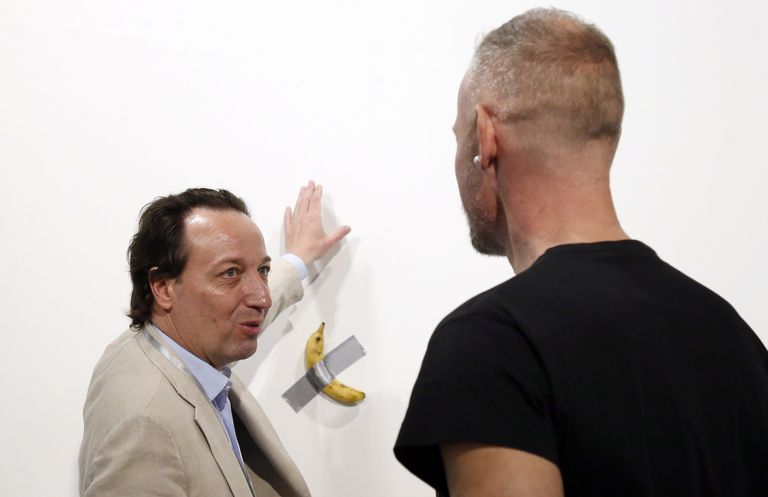 Kunstnik Maurizio Cattelani toes «Comedian»