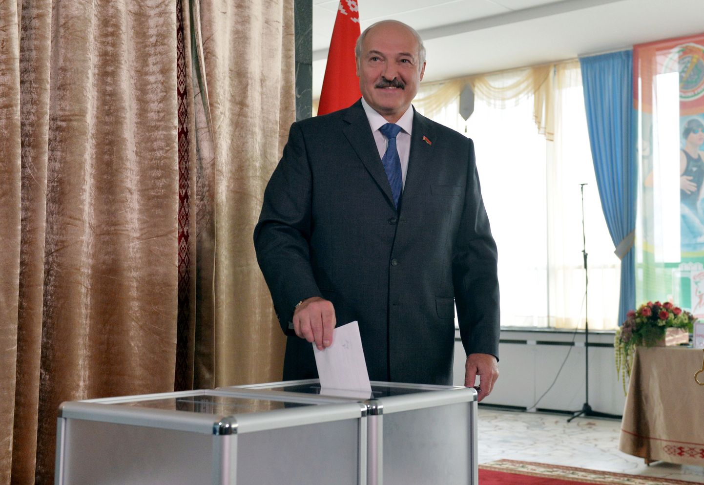 President Aleksandr Lukašenko hääletamas.