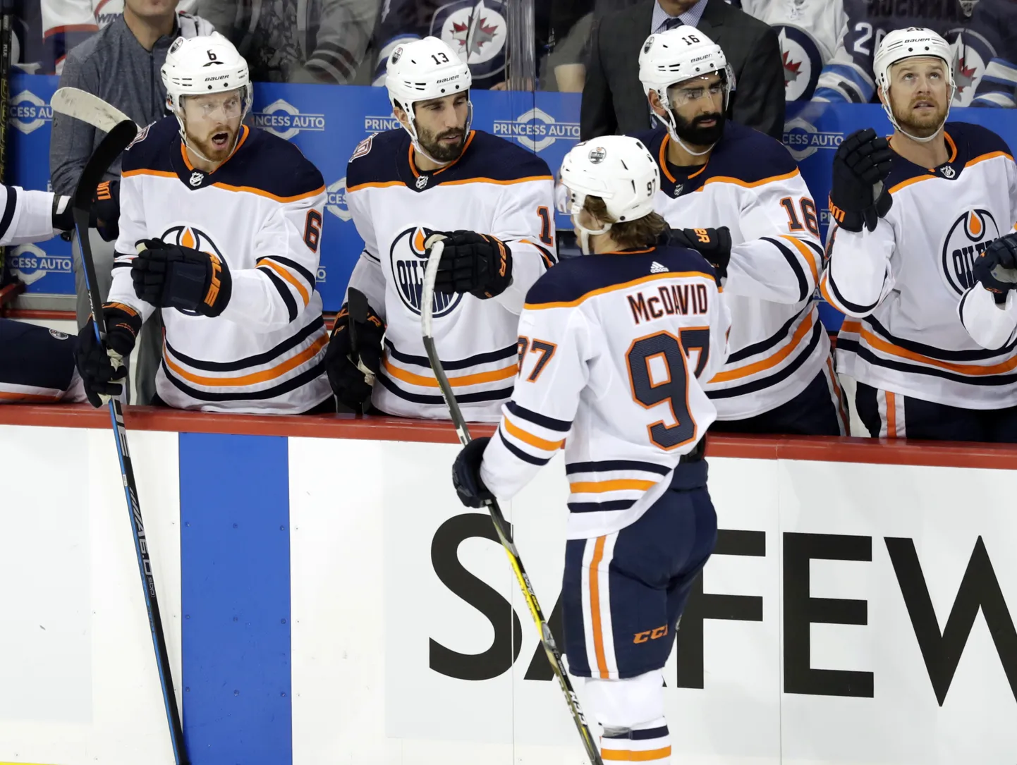 Edmontonas "Oilers" spēlētāji priecājas par vārtu guvumu.