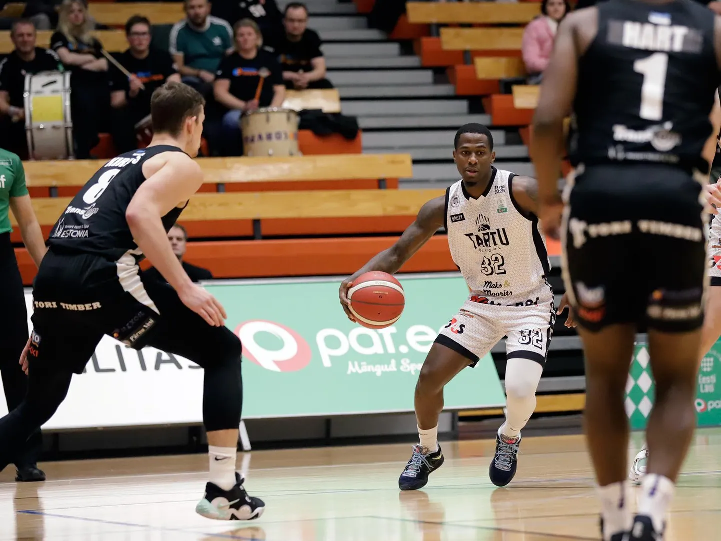 Jalan McCloud (valges) kerkis mängus Pärnu vastu 13 punktiga Tartu resultatiivseimaks.