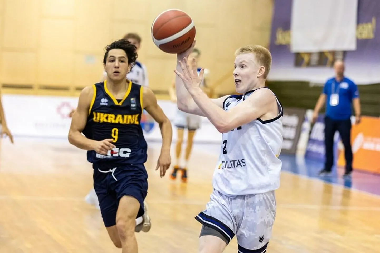 Reinar Halliku korvpallikooli kasvandik Andries Kivimägi (valges) on U16 koondises kindel põhiviisiku mängija.