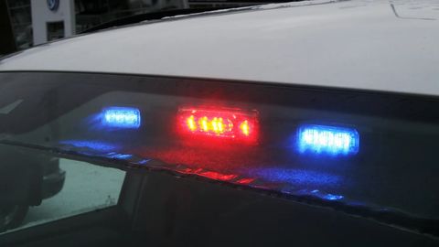 Narvas sõitis auto lastele otsa ja põgenes