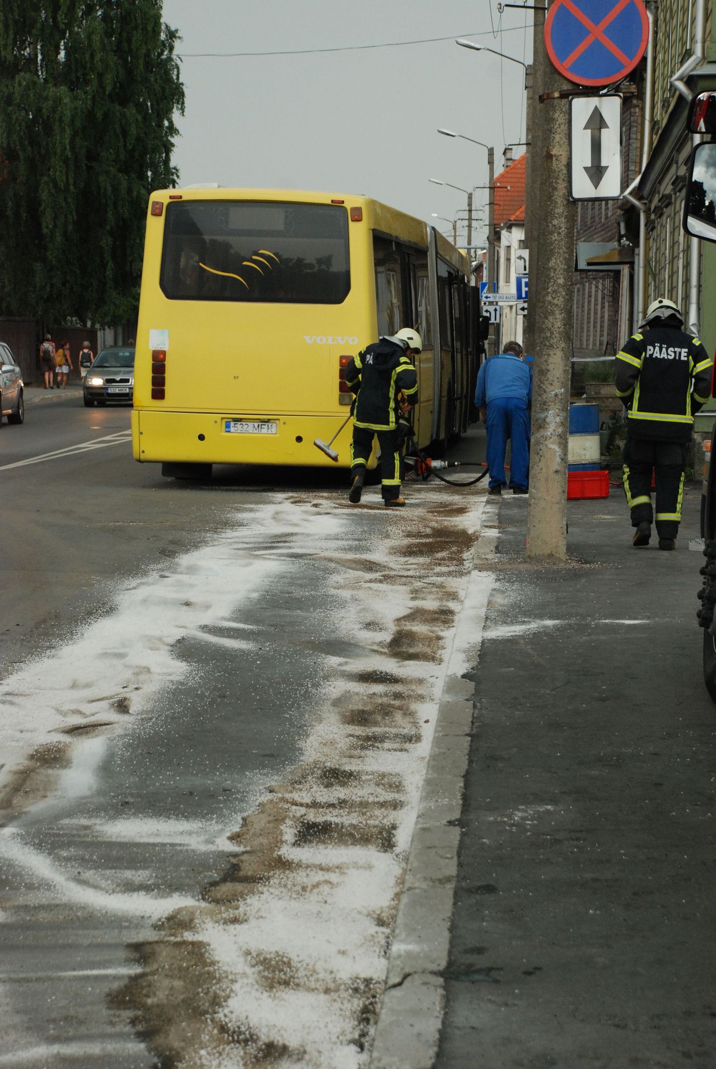 Pärnus Riia maanteel lõhkus sõidu ajal lõhkenud rehv liinibussi kütusepaagi, millest voolas tänavale kümmekond liitrit kütust.
