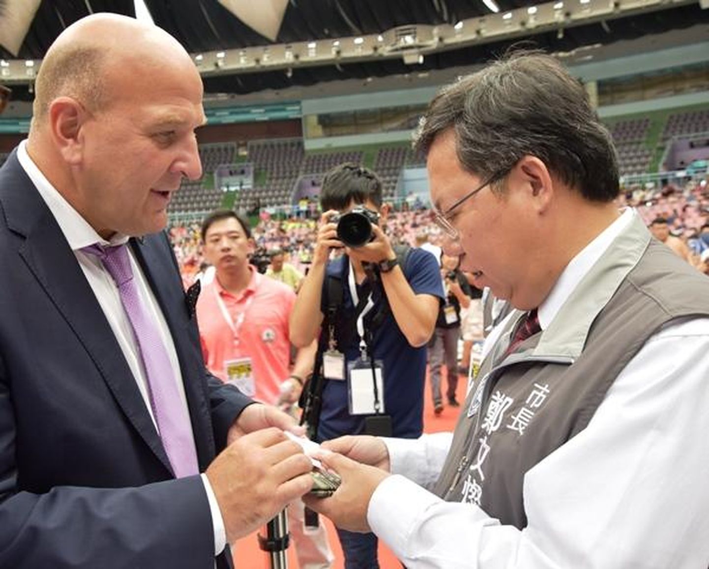 Andres Jaadla (vasakul) ja Taoyuani linnapea Cheng Wen-tsan.