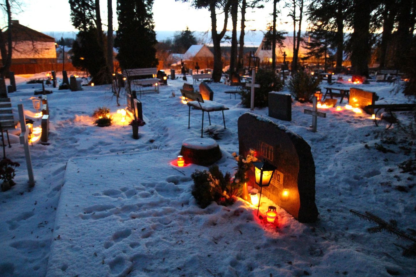 Kanepi kalmistu täna õhtul küünalde valgel.