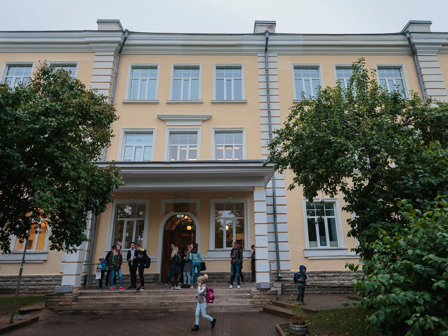 Narva Kesklinna gümnaasium, mille sotsiaalpedagoogi poolteise aasta tagust vallandamist nüüd kohtus arutama hakatakse.

ILJA SMIRNOV/ARHIIV