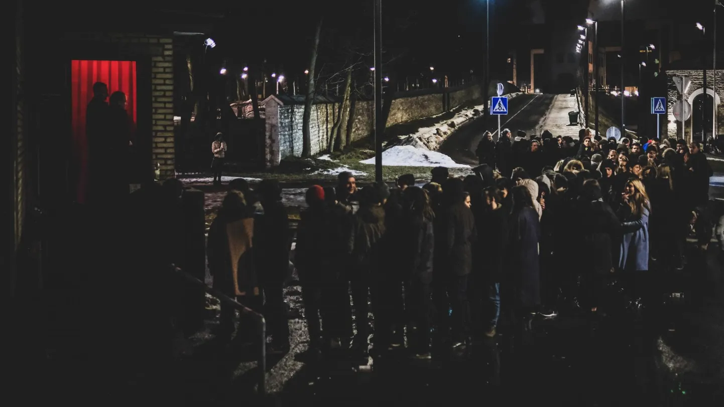 Järjekord klubi HALL ukse taga.