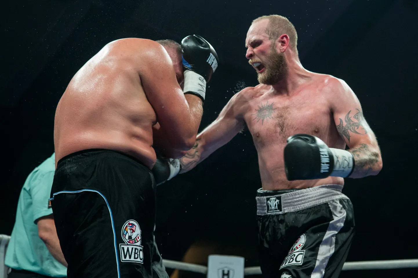 Robert Helenius (paremal) aitab märtsis Rakvere spordihalli võitlejatele kaasa elama tulevat publikut kuumaks kütta.