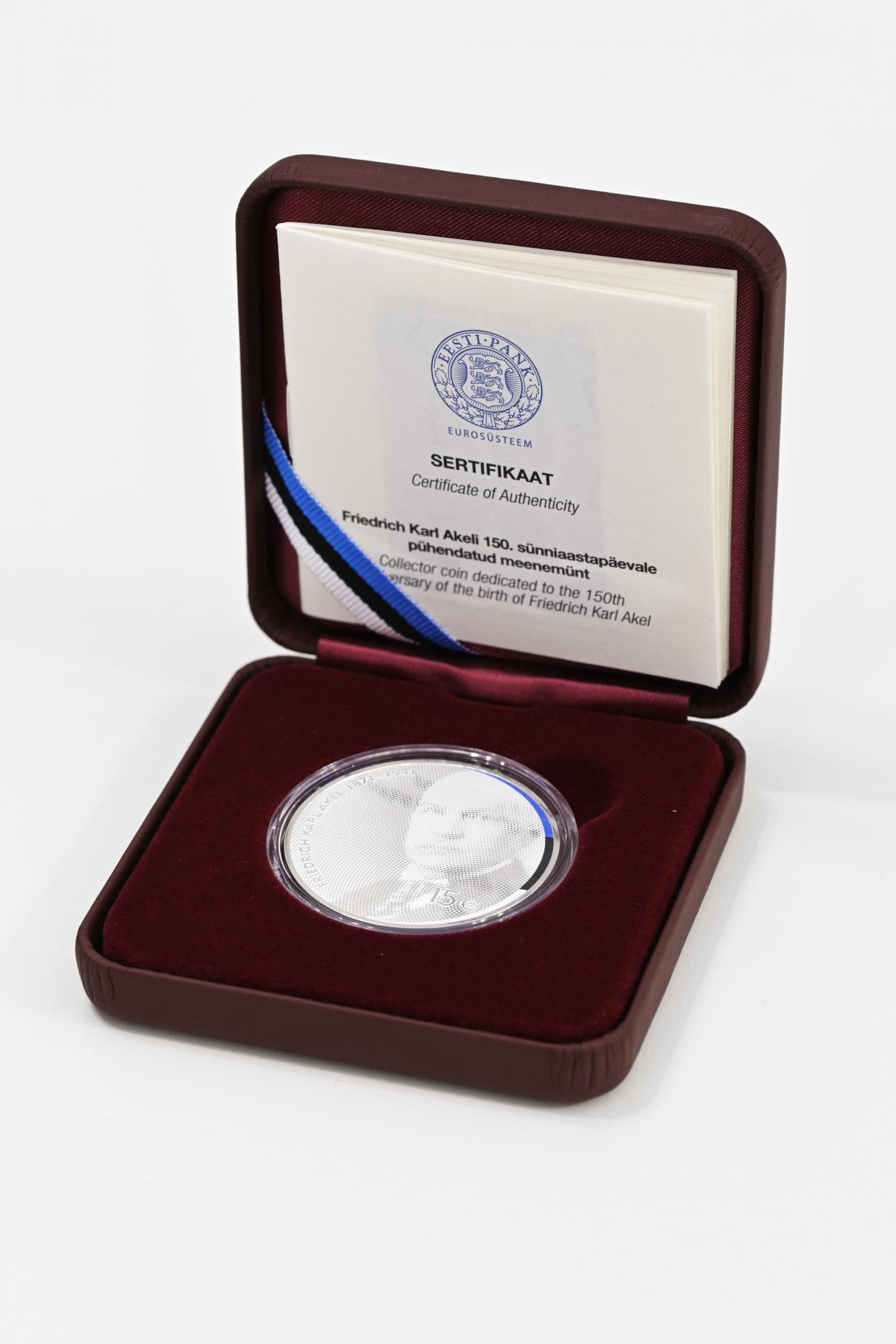 Riigivanem F. K Akelile pühendatud meenemünti müüakse ainult Omniva e-poes. Kuna koroonaleviku risk on kõrge, siis postkontorid ja Eesti Panga muuseumipood meenemünti ei müü.