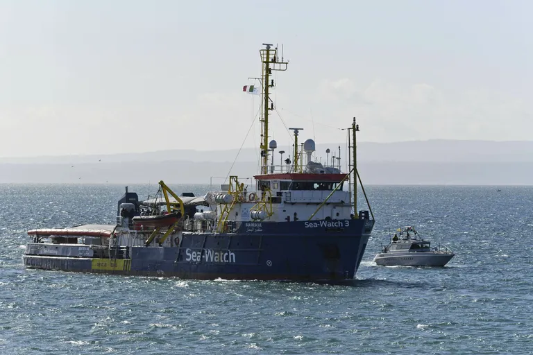 Itaalia politseikaater eskordib humanitaaralust Sea-Watch 3.
