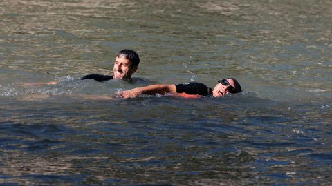Linnapea ja spordiminister ujusid Seine'i jões, näitamaks, et selle vesi on Pariisi olümpiaks puhas