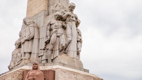 Полуголый хулиган прыгал у памятника Свободы под аккомпанемент восхваляющих Россию песен