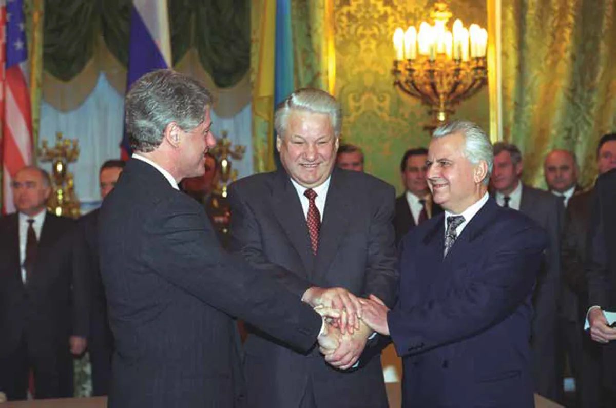 In January 1994, President Bill Clinton of the United States promised Ukrainian President Leonid Kravchuk that the U.S. would protect Ukraine's territorial integrity in exchange for relinquishing its nuclear weapons.