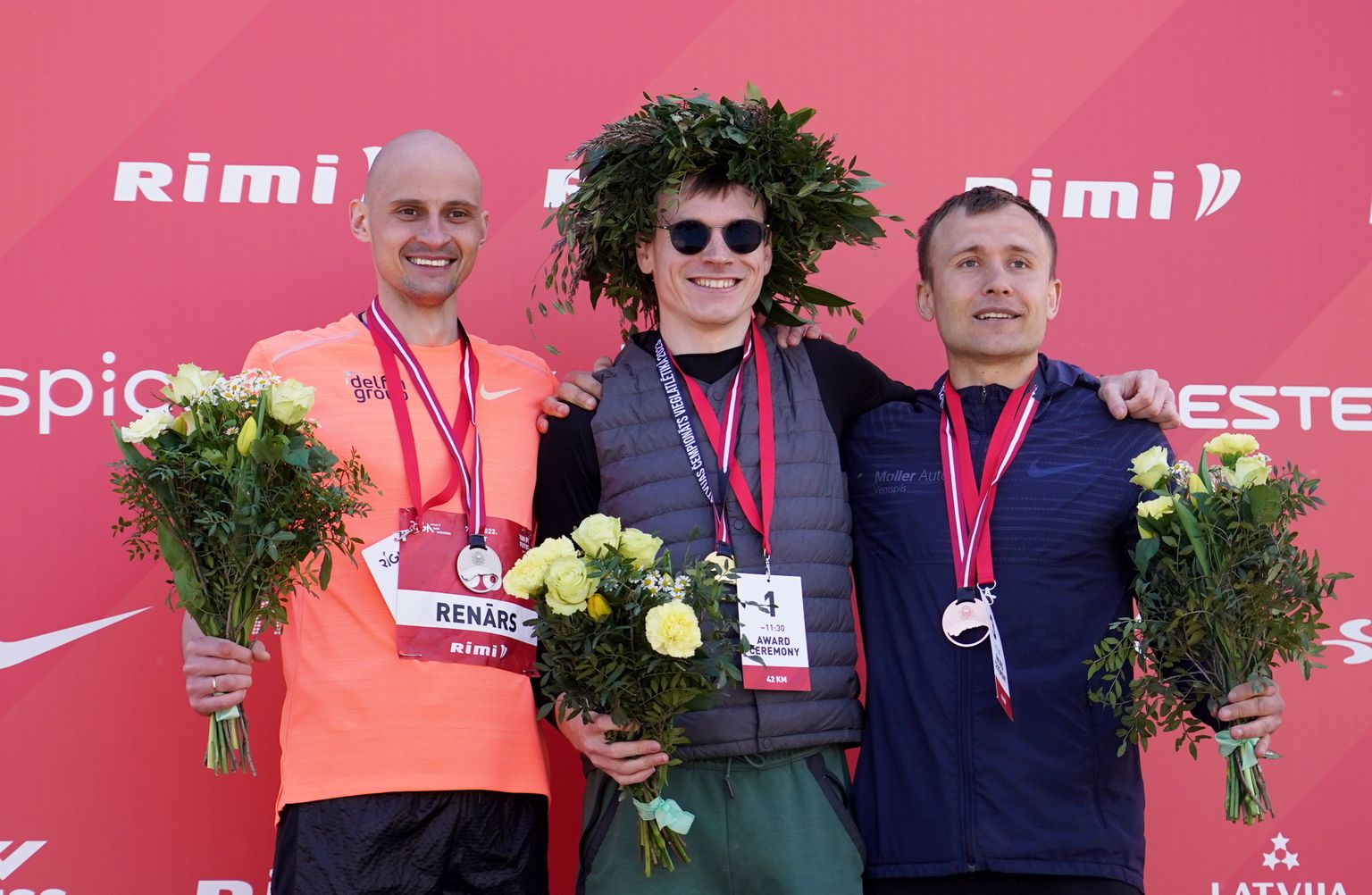 Otrās vietas ieguvējs Renārs Roze (no kreisās), pirmās vietas ieguvējs Aleksandrs Raščevskis un trešās vietas ieguvējs Kristaps Vējš-Āboliņš "Rimi" Rīgas maratona apbalvošanas ceremonijas laikā 42 kilometru distancē vīriešiem.