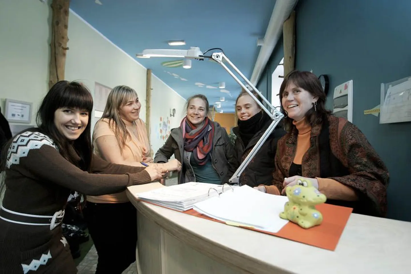 Sõmeru noortekeskuse noorsootöötaja Elin Lemberg (vasakult), juhataja Oxana Nikitina, messi korraldustiimi liikmed Viktoriya Nikitina ja Triin Samra ning projektijuht Piret Laidroo.