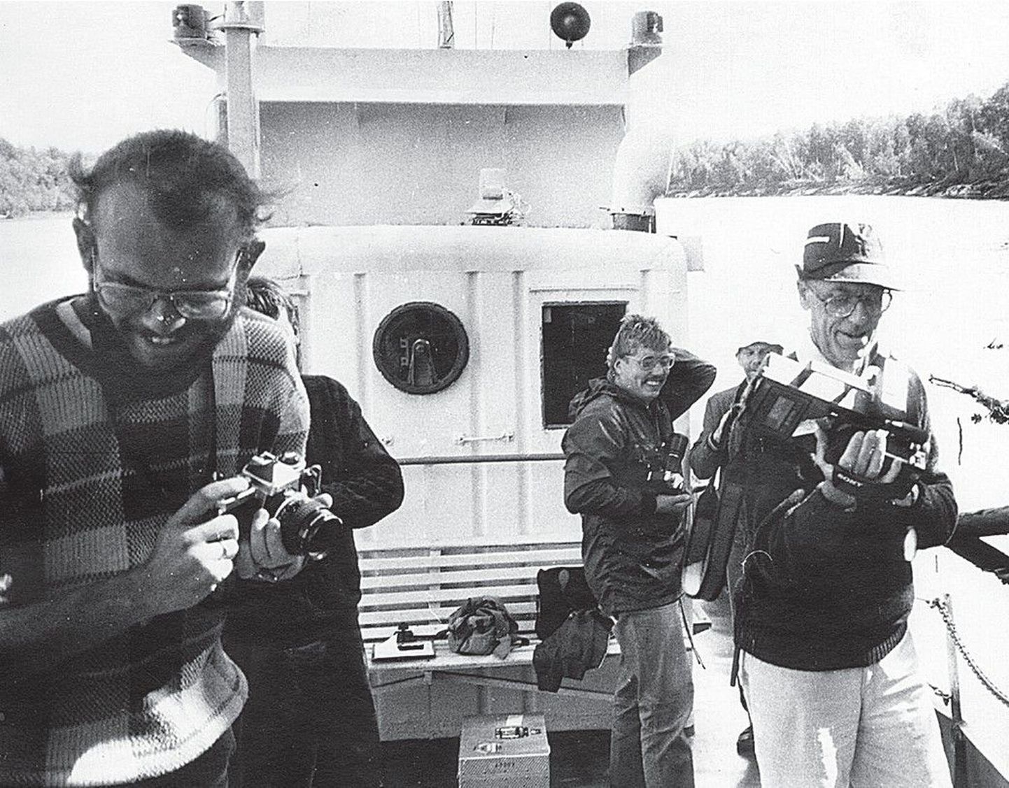 Ülesvõte Lennart Meri (paremal oma uue videokaameraga) viimaselt filmireisilt suvel 1988, «Toorumi poegade» võtete aegu. Vasakult Mart Meri, teine operaator Rein Pruul ja helirežissöör Enn Säde.