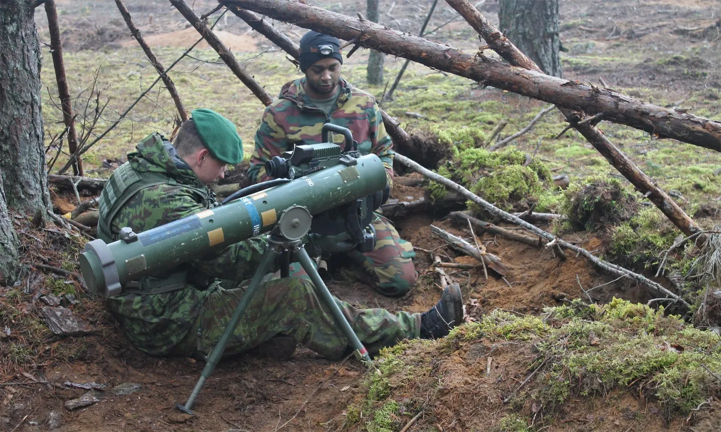 Leedu ja eelpaigutatud NATO pataljonis teeniv Belgia sõdur õppustel. FOTO: Belgia Kaitsejõud