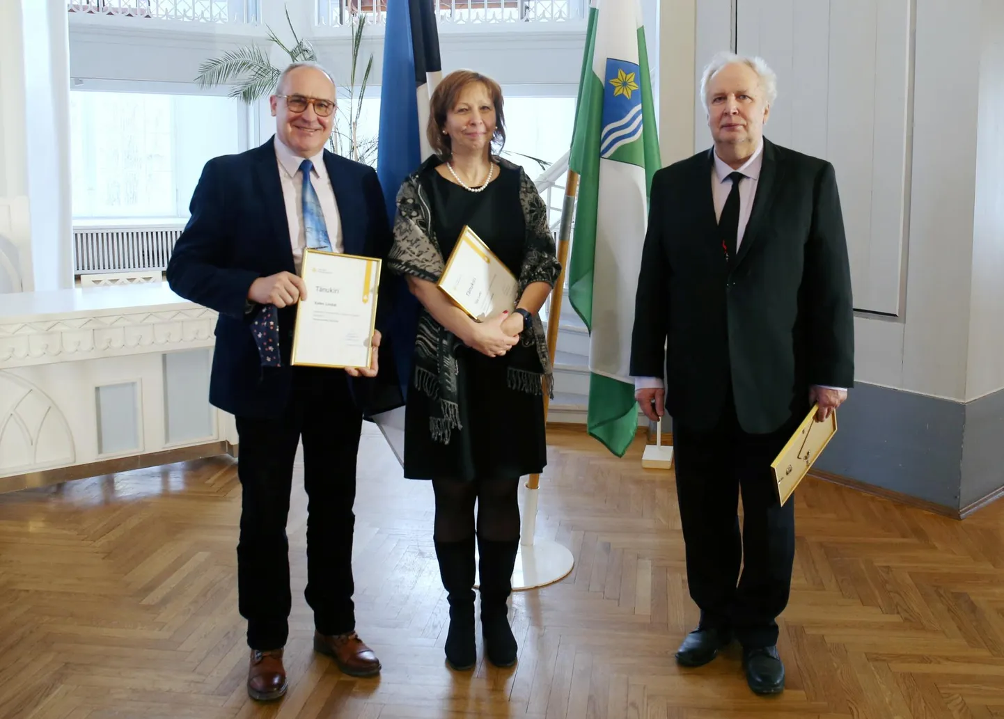 Aumärkide saajad dirigent Kalev Lindal (vasakult), terviseameti Lõuna regiooni juhataja Tiia Luht ja veemotospordi edendaja Üllar Põvvat võtsid üritusel pildistamise hetkeks kaitsemaskid ära.