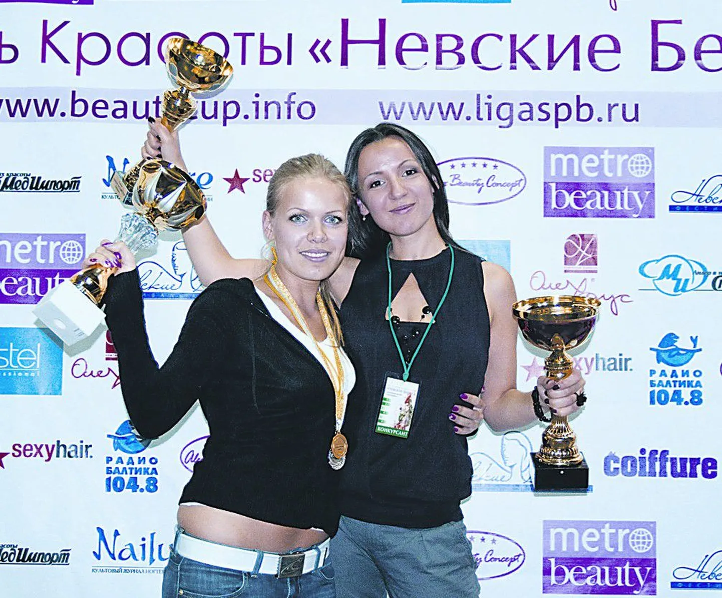 Визажист Анна Баранова (справа) с моделью Екатериной Кургановой на церемонии награждения.