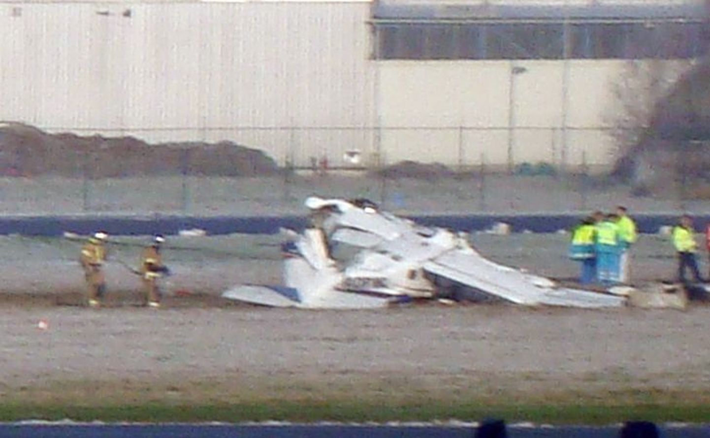 Väikelennuki Cessna rusud Charleroi lennuvälja juures.