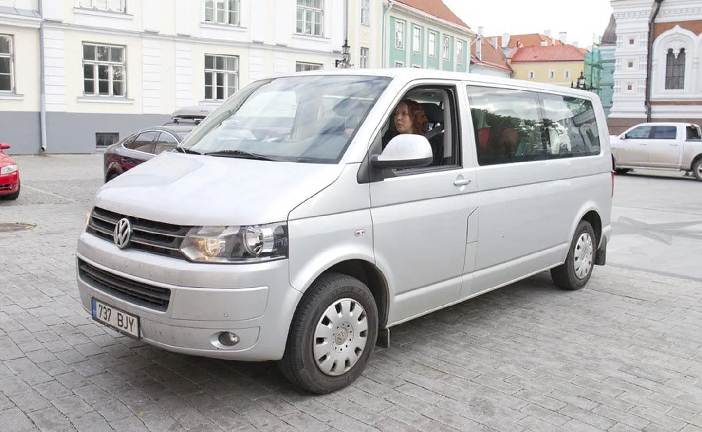 LIIS TREIMANN (Postimees)
Septembris jäi Postimehe kaamerasilma ette Mailis Reps, kes saabus tööle Volkswageni minibussiga. Samal ajal esitab ta seoses töösõitudega liisinguarveid Mitsubishi Pajero Wagon Instyle’i eest.