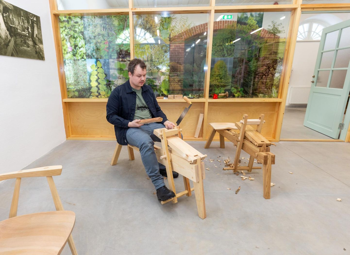 Olustvere puidumeister Markus Pärnamets näitab, kuidas töötada tema enda valmistatud puidujäril.