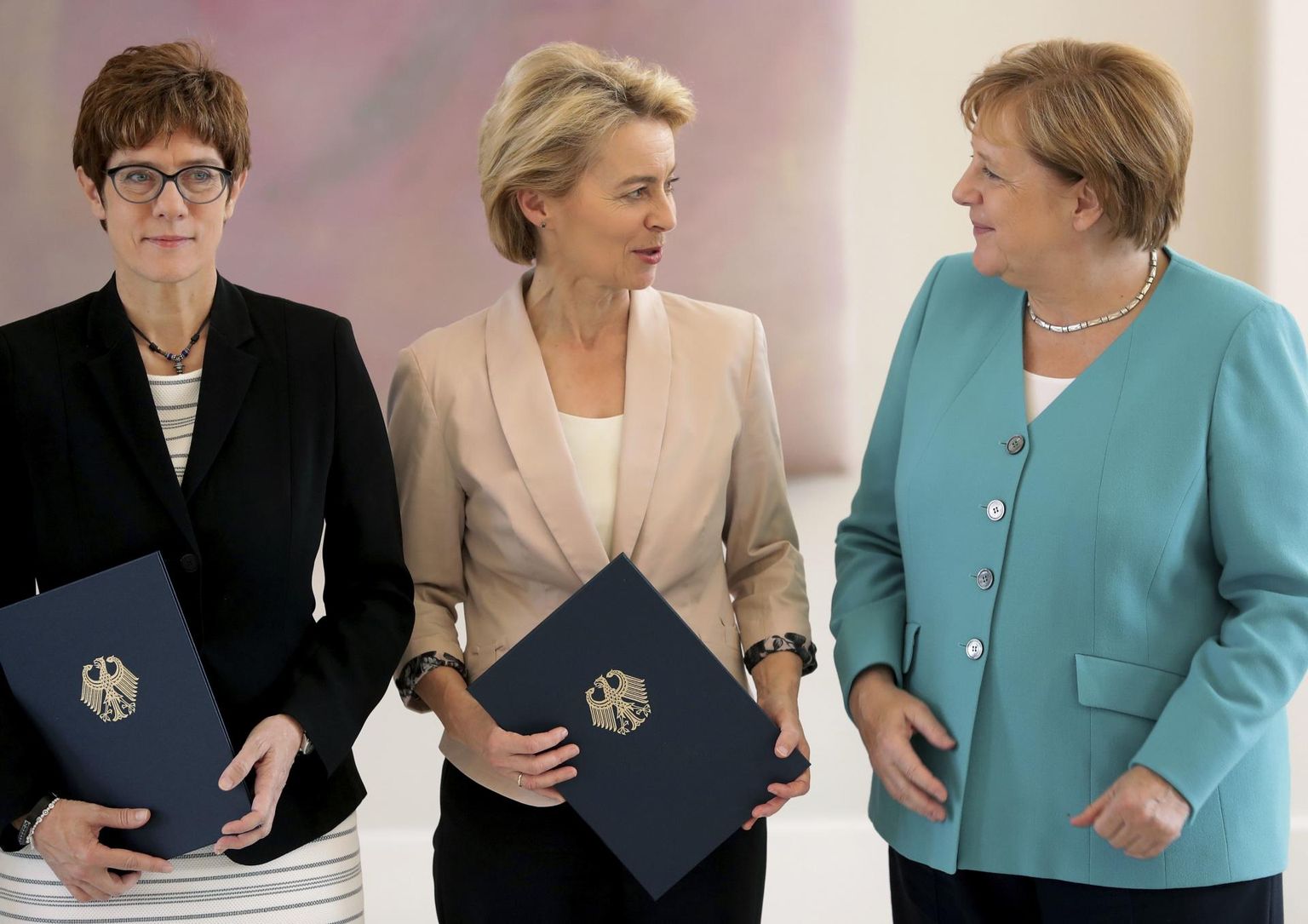 Kristlik-Demokraatlik Liidu ridadesse kuuluvad nii Saksamaa kaitseminister Annegret Kramp-Karrenbauer (vasakul), Euroopa Komisjoni president Ursula von der Leyen (keskel) kui ka Saksamaa liidukantsler Angela Merkel. 