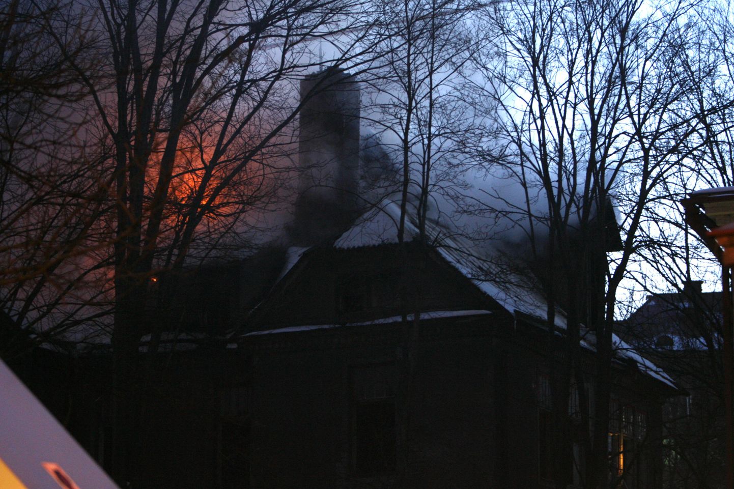 Eile õhtul põles Maakri tänava tühjalt seisev maja lahtise leegiga.