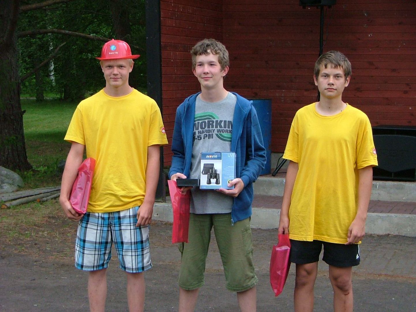 Noorpritsumeeste võistluse esikolmik:  teise koha saanud Indrek Pastel Rakverest, esimese koha võitnud Karl Hendrik Leppmets Pärnust ja kolmandaks tulnud Andre Aalja Iisakult.