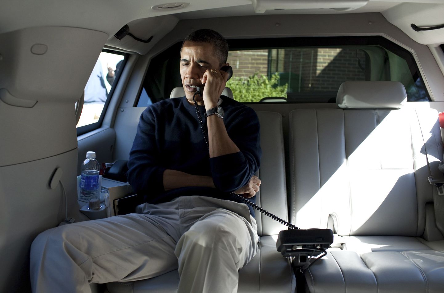 USA president Barack Obama telefoniga rääkimas