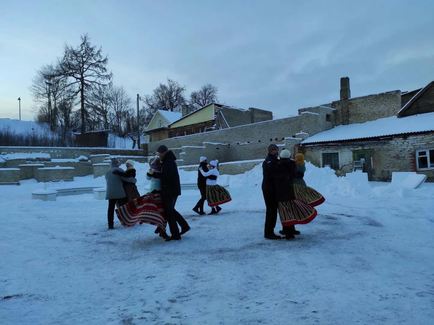 Tarvanpää rahvatantsijad näitavad oma oskusi paljudel linna üritustel.