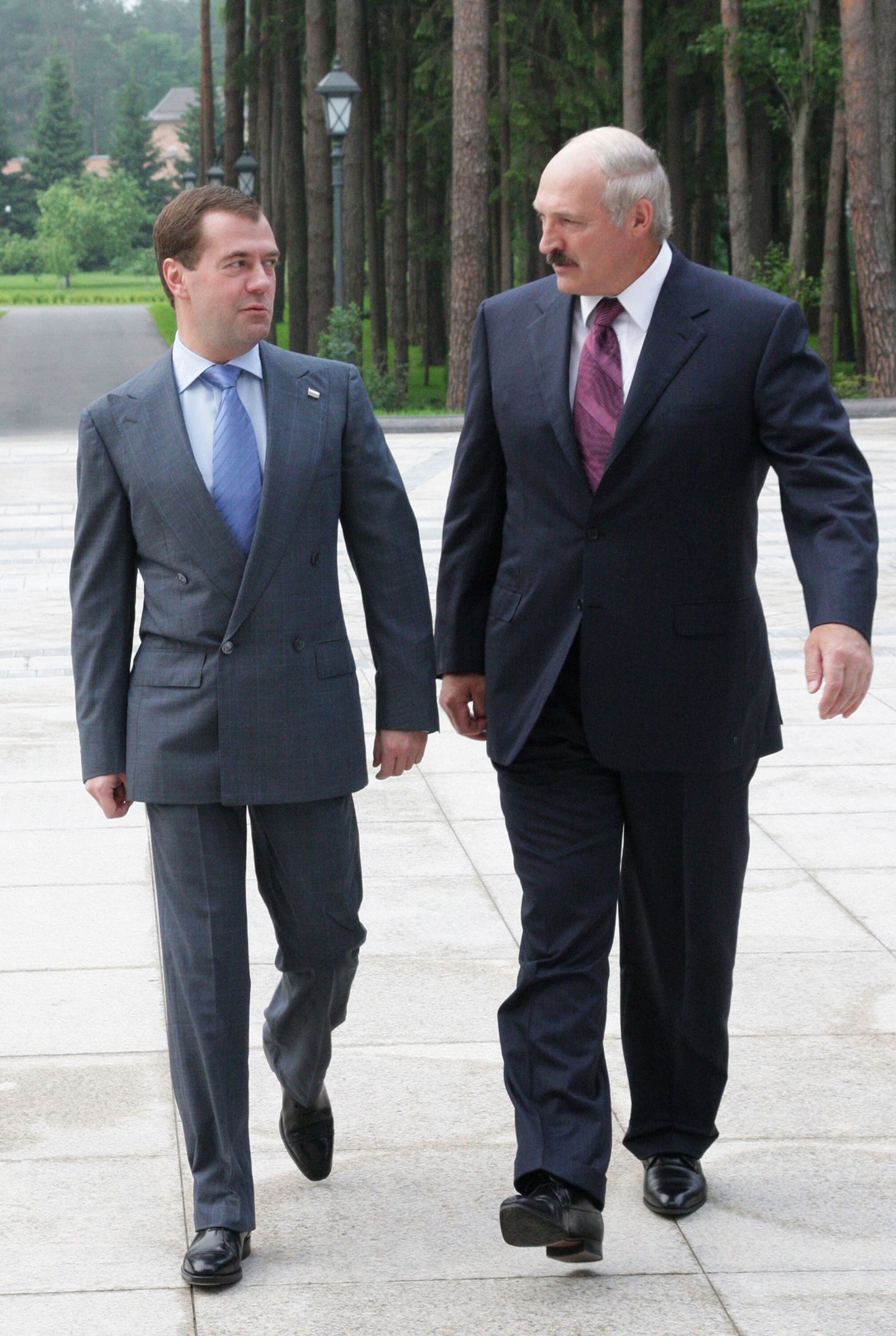 Vene president Dmitri Medvedev (vasakul) Valgevene ametivenna Aleksandr Lukašenkaga.