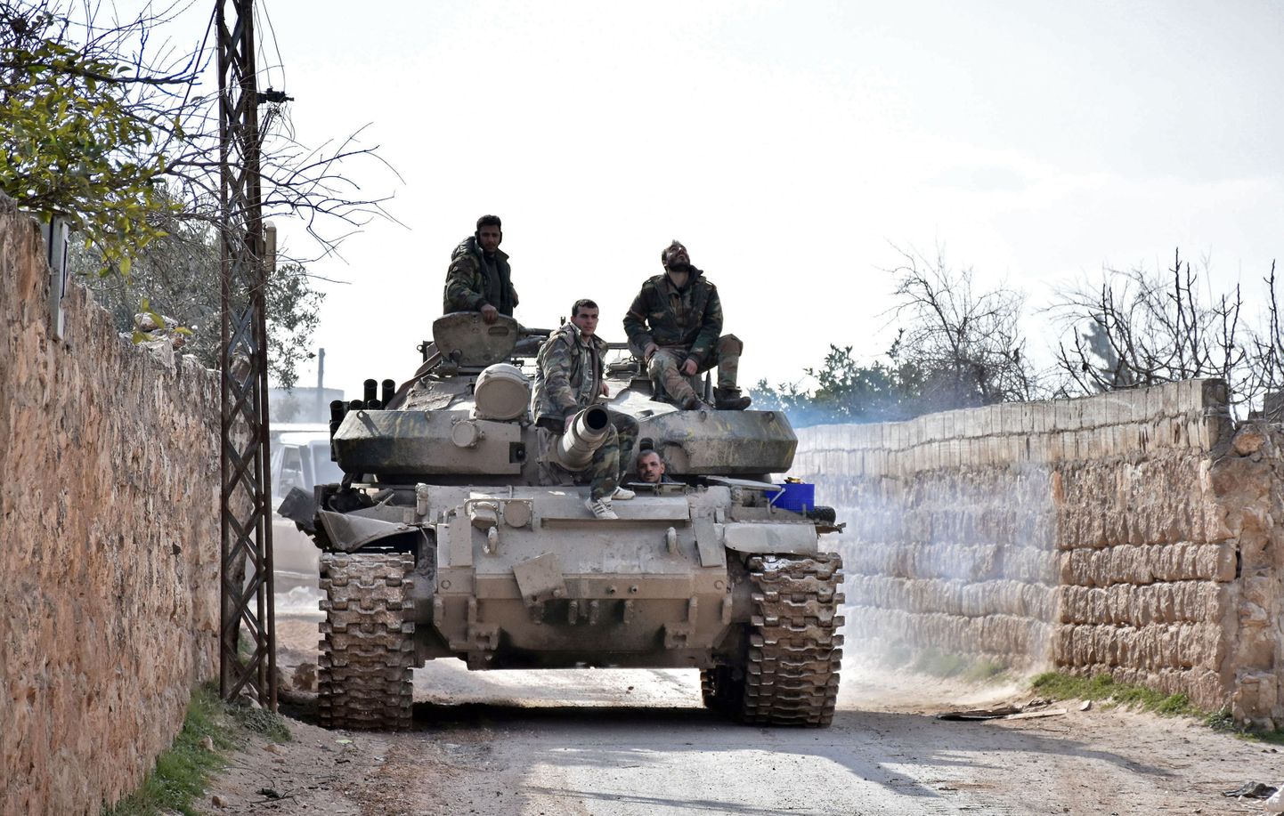 Süüria valitsusvägede tank strateegiliselt tähtsa Saraqebi linna lähistel.