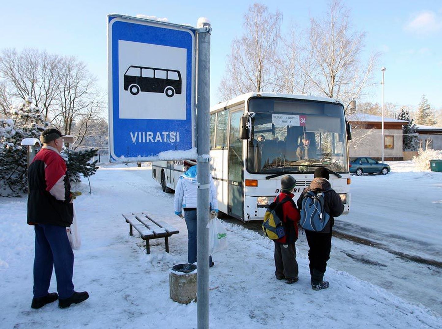 Koolilapsed bussi ootamas. Foto on illustratiivne.
