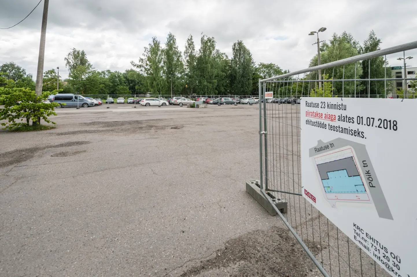 Aiaga piiratud ehitusala Raatuse tänava ääres, kuhu autojuhid olid varem harjunud autosid tasuta parkima.