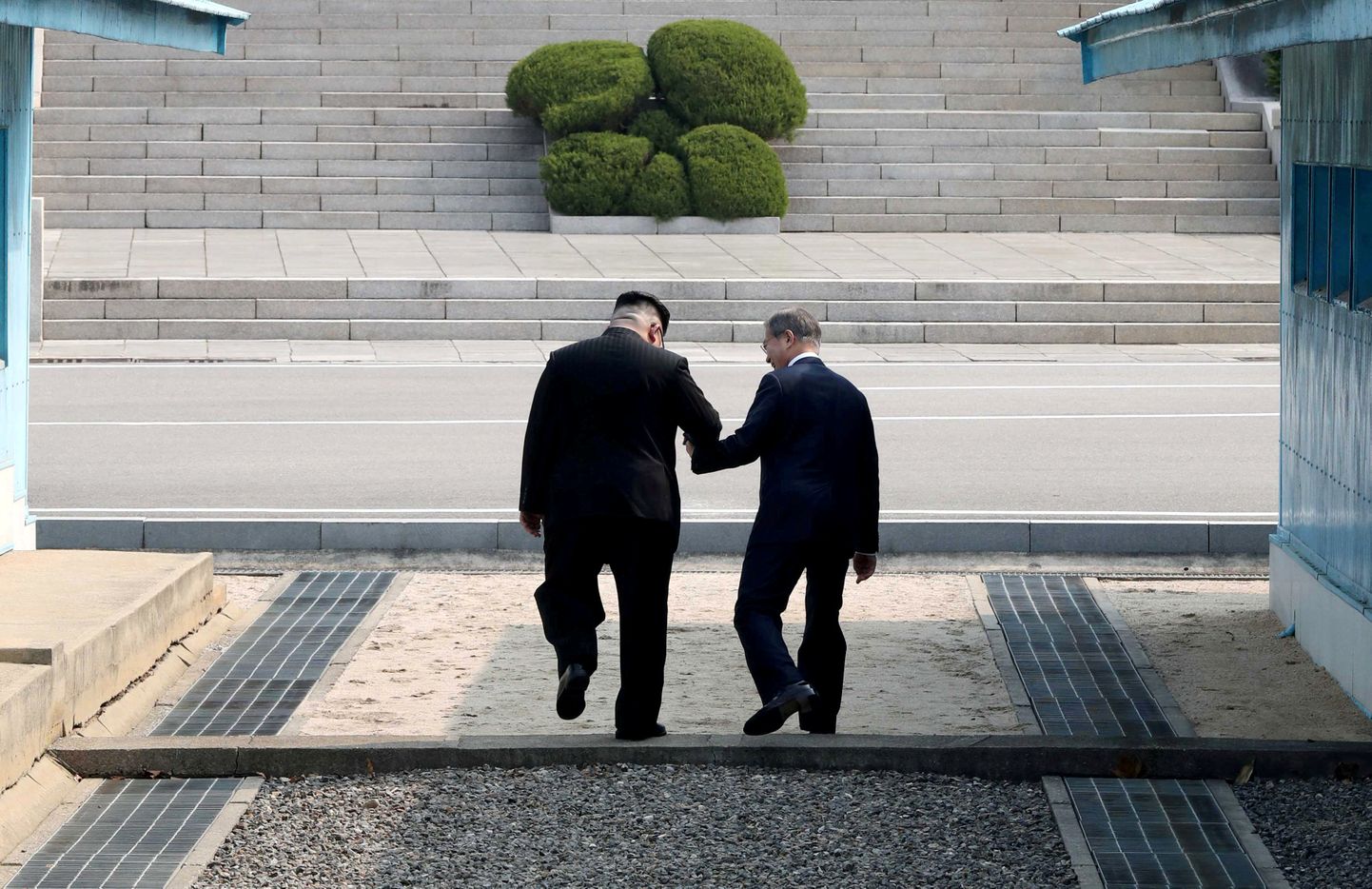Alles hiljuti kohtusid Lõuna-Korea president Moon Jae-in ja Põhja-Korea liider Kim Jong-un ning kõndisid käesikäes Panmunjom külas.
