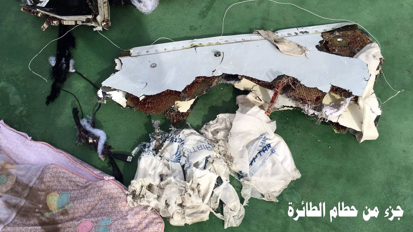 Maikuus alla kukkunud Egyptairi lennuki rusud.