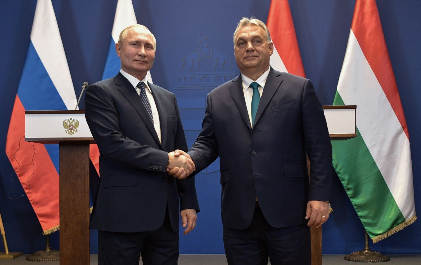 Владимир Путин (слева) и Виктор Орбан (справа) в Будапеште.