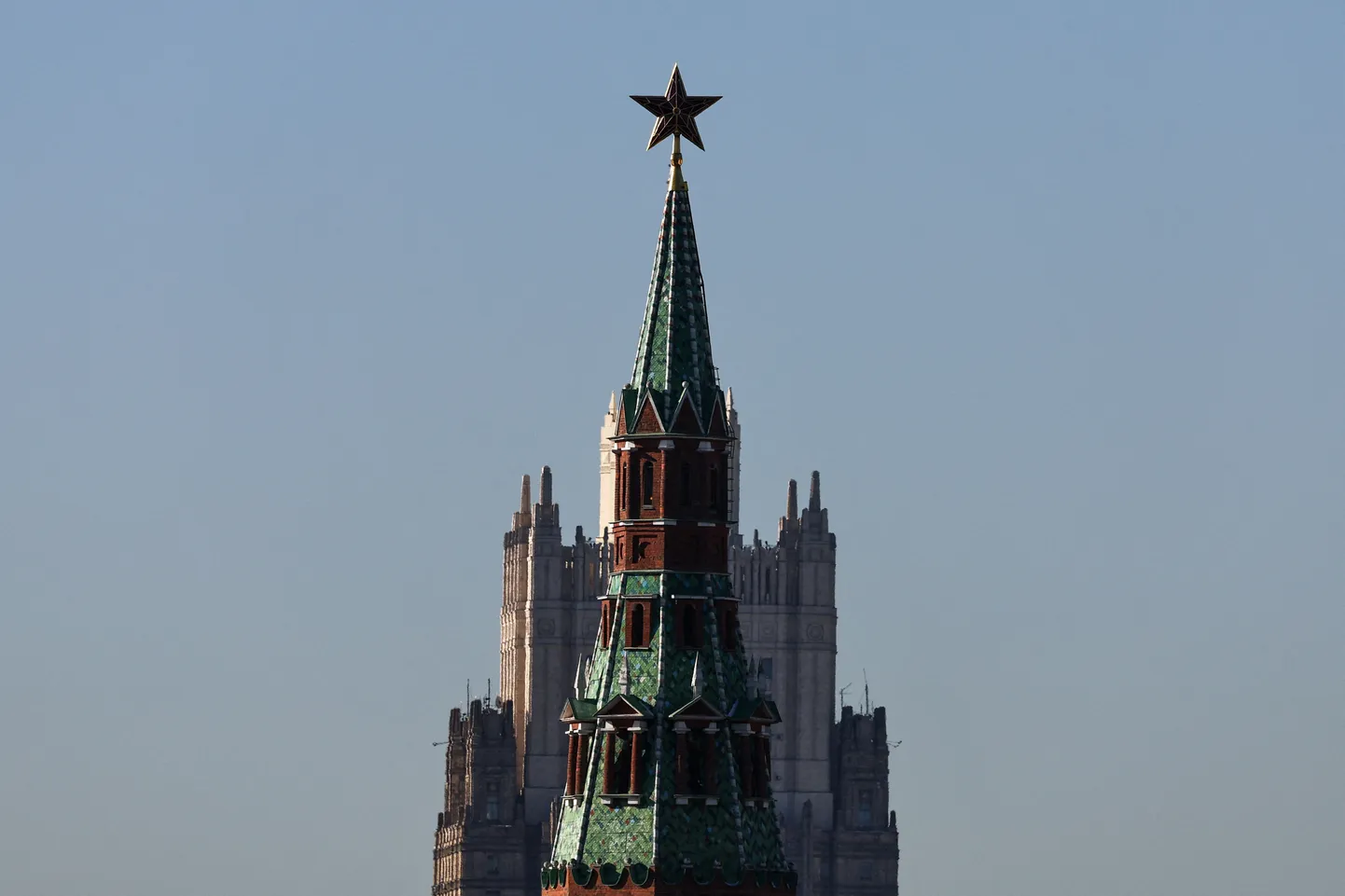 Вид на Кремль и здание МИД в Москве