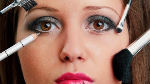 Оставь в прошлом: пять бьюти-трендов в макияже, которые вышли из моды