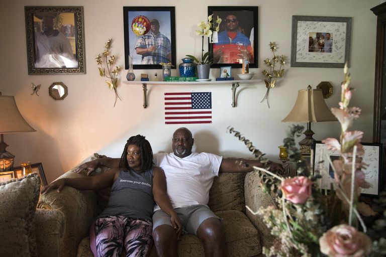 Maritza Ambler ja ta abikaasa Javier istumas oma kodu elutoas. Nende kohal on näha poja Javier Antonio Ambler II fotod