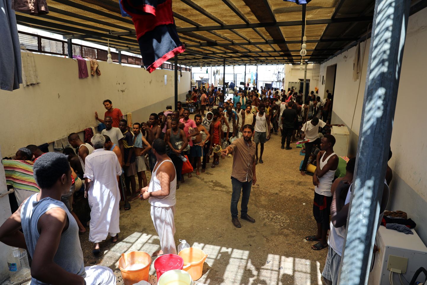 Migrandid Liibüa kinnipidamiskeskuses.
