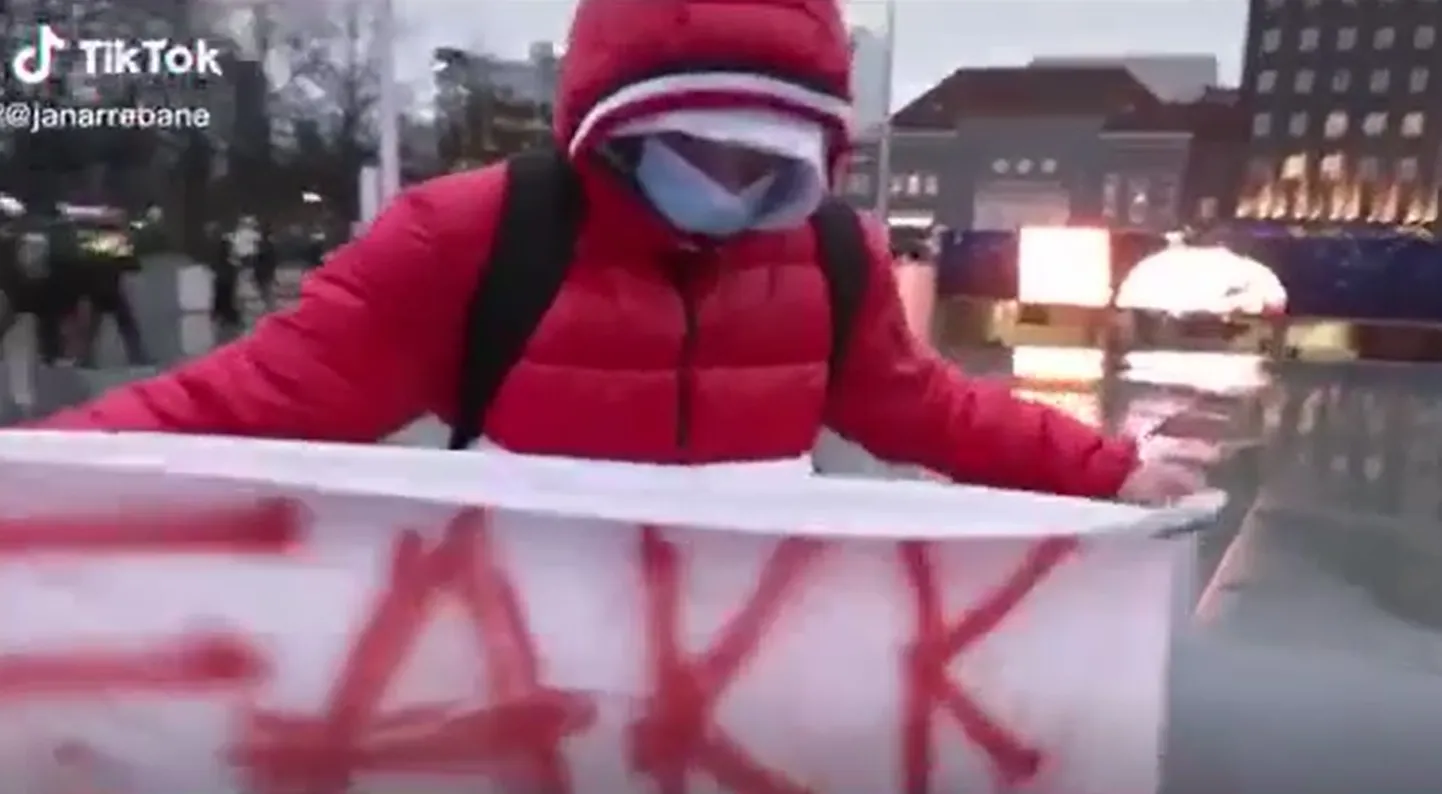 Maskiga maskivastane.