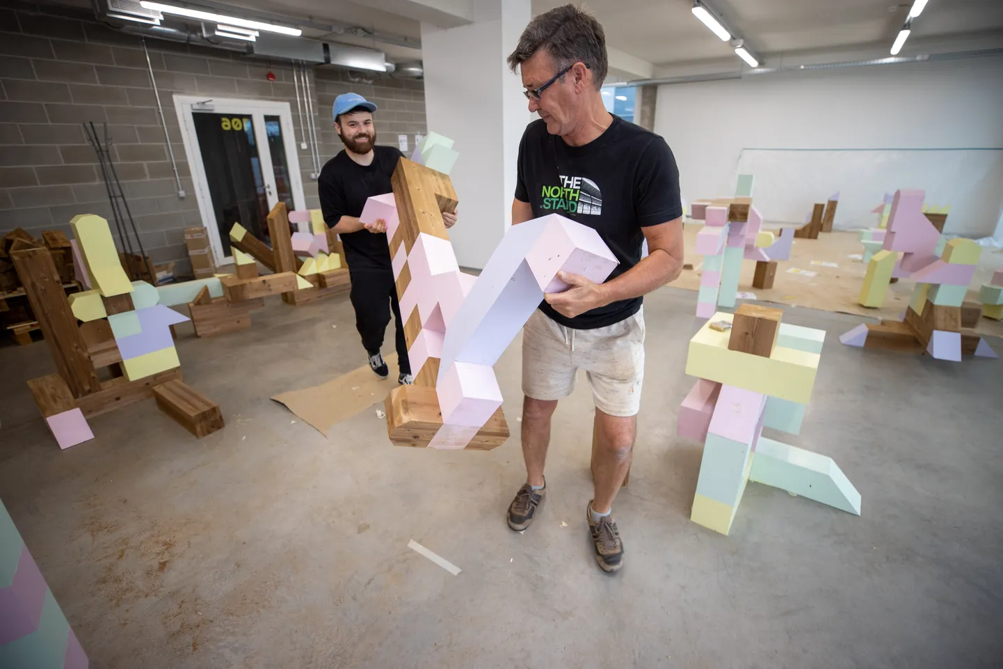 Teose «Fungible Non Fungible» tükid. Taamal üks teose loojatest Shaun McCallum.